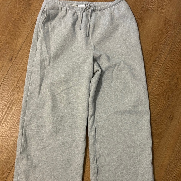 Aritzia Cozy Fleece Mega Flutter Sweatpants size Large Heather Chrome - Picture 1 of 3